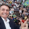 Bolsonaro ? recebido com faixas, aplausos e gritos de 