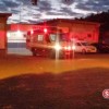 Casal em moto fica ferido após colisão com carro na BR-030 em Guanambi; motorista fugiu sem prestar socorro.