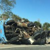 Caminh?o carregado com manilhas tomba na BR-030 em Caetit?.