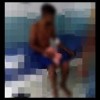 Mulher golpeia homem com uma faca na zona rural.