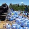 Guanambi: caminhão carregado com galões de água mineral tomba na BR 030.