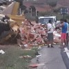 Caminhão carregado de maracujá tomba na BR-030 em Caetité.