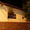 Brigadistas contêm incêndio em residência em Guanambi.