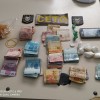 Jovem é presa suspeita de tráfico de drogas em Guanambi.