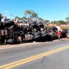 Caminh?o com carga de refrigerante tomba na BR-030 em Caetit?.