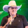Cantor ser5anejo Juliano Cezar morre de infarto durante show.