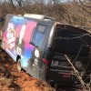 Micro-ônibus do cantor Renan Moreira se envolve em acidente.