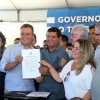 Ao lado do prefeito Jairo Magalh?es e deputada Ivana Bastos, Rui Costa assina ordem de servi?o para a reconstru??o da es