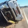 Carreta carregada com verduras tomba na curva da Candonga em Caetit?.