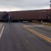 Brumado: Trem atinge carroceria de carreta em cruzamento de ferrovia com a BR-030.