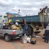 Voluntários recolhem mais de cinco toneladas de lixo do Rio São Francisco em Carinhanha.