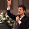 Padre causa polêmica ao cantar versão de 'Show das Poderosas'; assista ao vídeo.