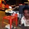 Homem leva surra em bar por não parar de cantar a música Caneta Azul.