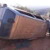 Van escolar com 18 alunos da rede municipal tomba na zona rural de Paramirim.