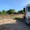 Vice-prefeito de Guanambi flagra empresa descartando entulho em lagoa do bairro Ipiranga.