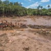 Polícia diz que explosivos foram detonados antes de rompimento de barragem em MG.