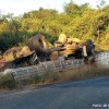 Caminh?o que transportava cacha?a tomba pr?ximo a Jacaraci.