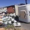 Carreta tomba na Avenida Prefeito José Neves Teixeira em Guanambi.