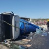 Conquista: Popula??o saqueia carga de refrigerante de carreta que tombou e vende na Internet; s? uma pessoa tentou ajuda