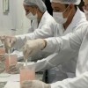 Feira de Santana: Estudantes de Farmácia produzem álcool gel e distribuem de graça.