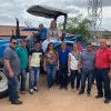 Jussiape: Ivana e prefeito entregam trator e implementos agrícolas.