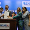 Deputada e prefeito comemoram assinatura de conv?nio para obras em Riacho de Santana.