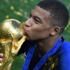 Jogador de futebol Mbapp? doa premia??o da Copa para caridade.