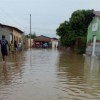 Chuva forte transforma rua em ?rio? em Malhada.