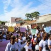 Manifestantes tomam as ruas de Pinda? pedindo justi?a pela morte de Matheus Le?o.