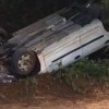 Família escapa ilesa após carro capotar na zona rural de Palmas de Monte Alto.