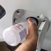 Sem combust?veis, morador de Caetit? compra ?lcool em supermercado para abastecer ve?culo.