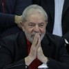 Advogado entrega passaporte de Lula ? Pol?cia Federal em S?o Paulo.