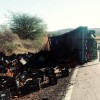 Caminhão carregado com mangas tomba na BR-122 em Urandi.