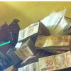 Homem que aparece em foto ao lado de maços de dinheiro nega irregularidades em contratos com a Prefeitura de Guanambi.