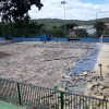 Ivana e Vanessa comemoram andamento de obras da quadra de esportes do colégio estadual