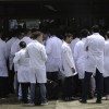 Mais de 900 m?dicos formados no exterior est?o em busca de validar diploma no Brasil.