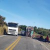 Caminhão carregado com frutas tomba na BR-030 em Lagoa Real.