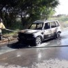 Veículo pega fogo em avenida de Guanambi.