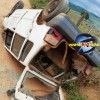 Carro capota na zona rural de Urandi.