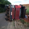 Caminhão carregado de blocos tomba na BA-430 em Igaporã.