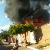 Incêndio atinge fábrica de sofá na cidade de Guanambi.