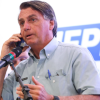 Bolsonaro pede a caminhoneiros para liberar rodovia para não atrapalhar a economia.