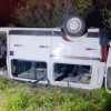 Van capota na BR 030 e deixa várias pessoas feridas.