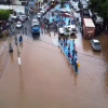 Rio transborda após chuvas intensas em Porteirinha.
