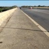 Ciclistas realizam limpeza na ponte Guimarães Rosa.
