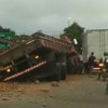 Caminhão carregado com serragem tomba em Caetité.