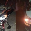 Jovem em alta velocidade empina moto e atinge carro.