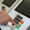 TSE proíbe uso de celular na cabine de votação.