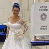 Mulher sai do próprio casamento e vota ainda vestida de noiva.