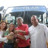 Ivana Bastos entrega ônibus escolares aos municípios.